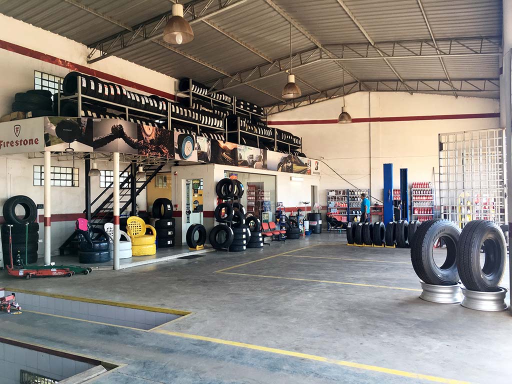 Imagen interior del Autocentro donde se ven el amplio espacio de trabajo con los neumáticos y lubricantes